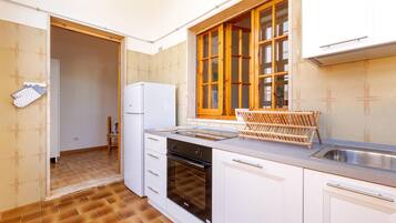 Fridge, microwave, stovetop, cookware/dishes/utensils