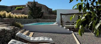 Charming Rural House with Pool, 34 km from the Mediterranean