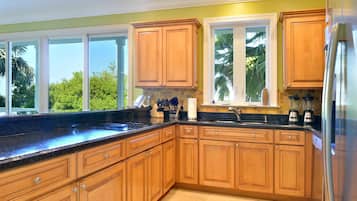 House, Multiple Beds (Nautical Wheeler) | Private kitchen