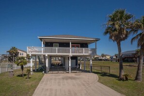 Exterior - Family Beach Retreat, Walk to Beach and Bay, 4 BR (Galveston)
