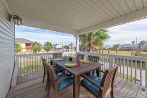 Outdoor dining - Family Beach Retreat, Walk to Beach and Bay, 4 BR (Galveston)