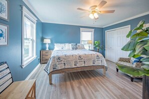 4 bedrooms, iron/ironing board, travel cot, free WiFi - Family Beach Retreat, Walk to Beach and Bay, 4 BR (Galveston)