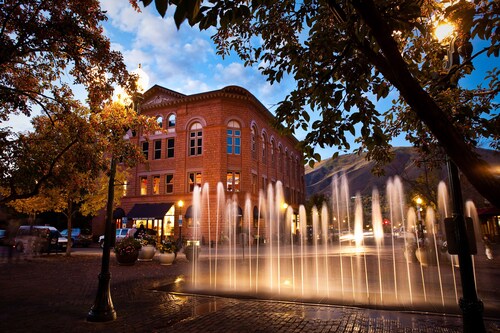 Downtown Aspen Riverfront 3BR Luxury Duplex, Pool, Hot Tub, Gym, Walk to Gondola