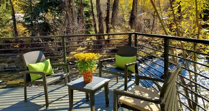Luxury Riverfront duplex, spacious deck w/ grill, 2 desks, heated Pool, hot tubs