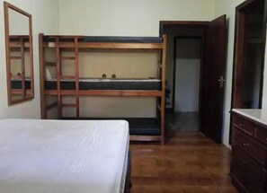 4 bedrooms, iron/ironing board, free WiFi
