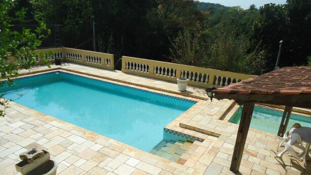 A swimming pool with a tiled deck, a pergola, and a small statue. - Beautiful country property surrounded by nature in Jarinú (Jarinu)
