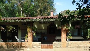 A house with a covered patio, brick walls, and a tiled entrance. - Beautiful country property surrounded by nature in Jarinú (Jarinu)