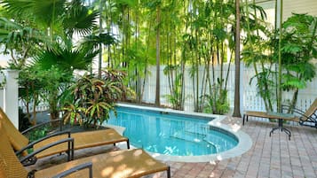 Casa, diversos llits (Seafarer's Refuge) | Piscina | Piscina a l'aire lliure i piscina climatitzada