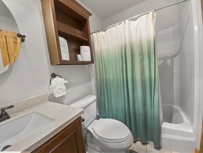 Ensemble douche/baignoire, articles de toilette gratuits, sèche-cheveux