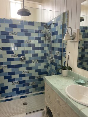 Dusche, Haartrockner, Handtücher, Seife