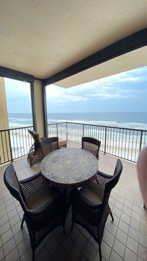 Outdoor dining - Spectacular Spacious 7th Floor Romar House with large deck to watch the waves. (Orange Beach)