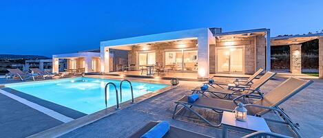 Utomhuspool och uppvärmd pool