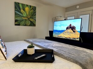 2 camere, una scrivania, ferro/asse da stiro, culla da viaggio