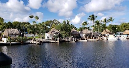 New Tiny House RV, Kayak, Beach, Marina, Pool