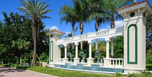 Ein weißes Eingangstor mit der Aufschrift "Emerald Island Resort" und einer Delfinstatue.
