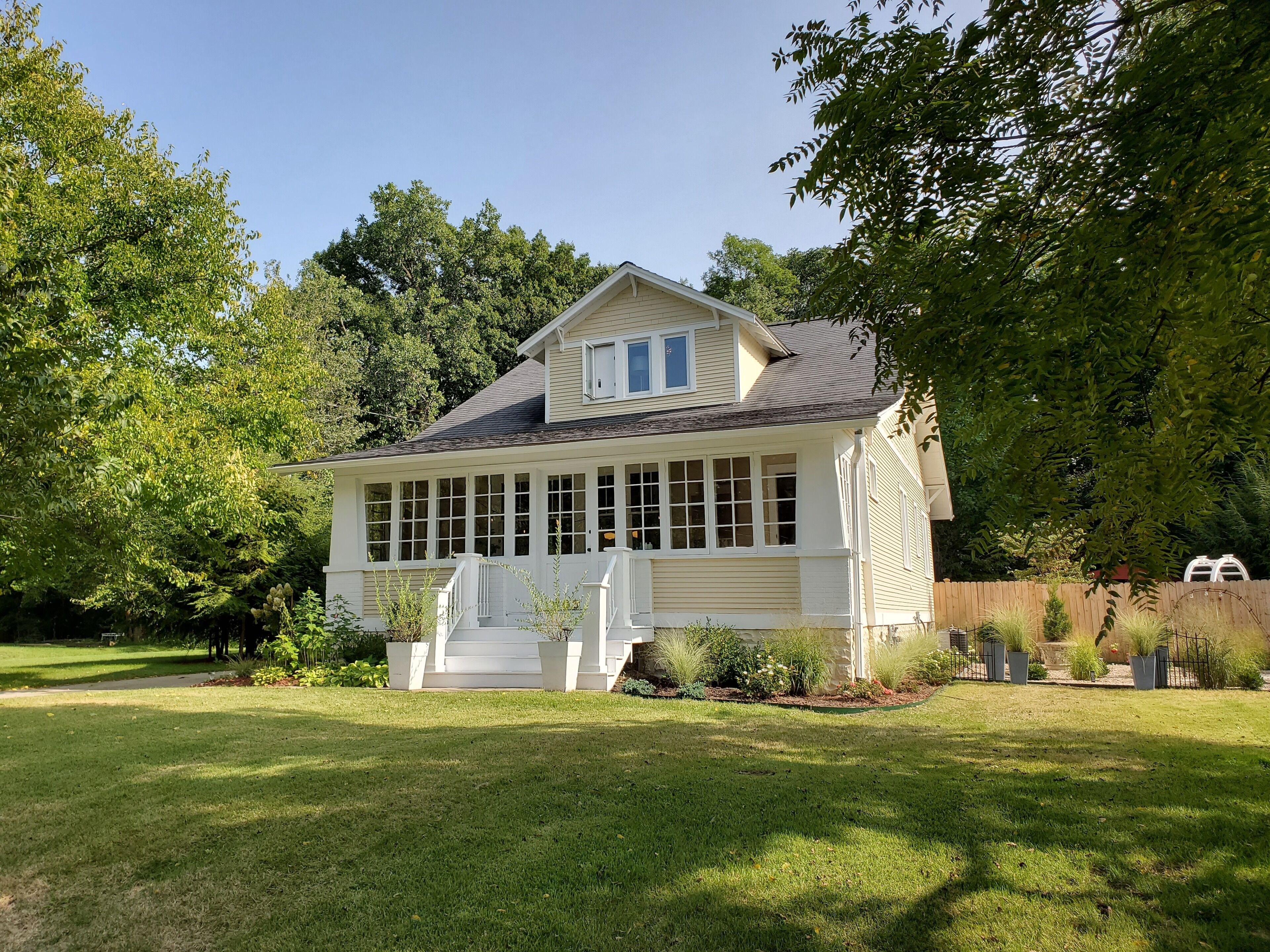 Lake House w/Guest House & Hot Tub Party Room