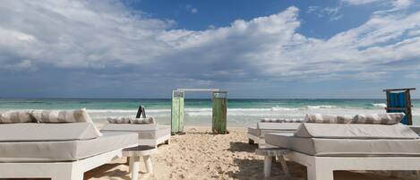Aan het strand, ligstoelen aan het strand, strandlakens