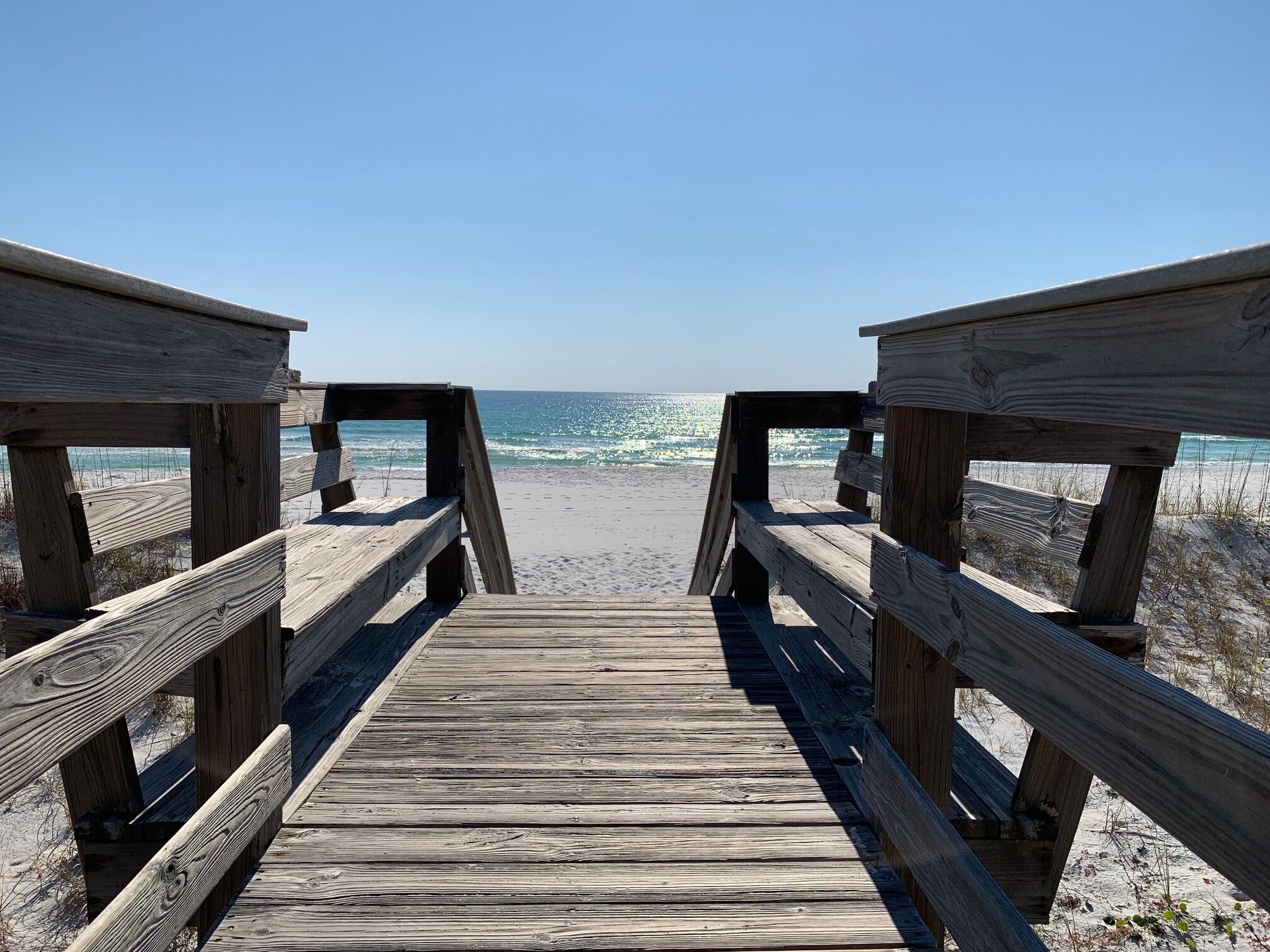 En la playa y camastros 