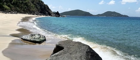 På stranden, solstolar och strandhanddukar