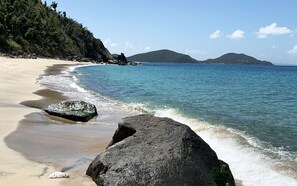 在海滩、沙滩椅、沙滩毛巾