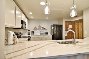 Geladeira, micro-ondas, cooktop, lava-louças