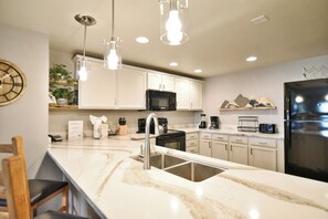 Kjøleskap, mikrobølgeovn, kokeplater og oppvaskmaskin