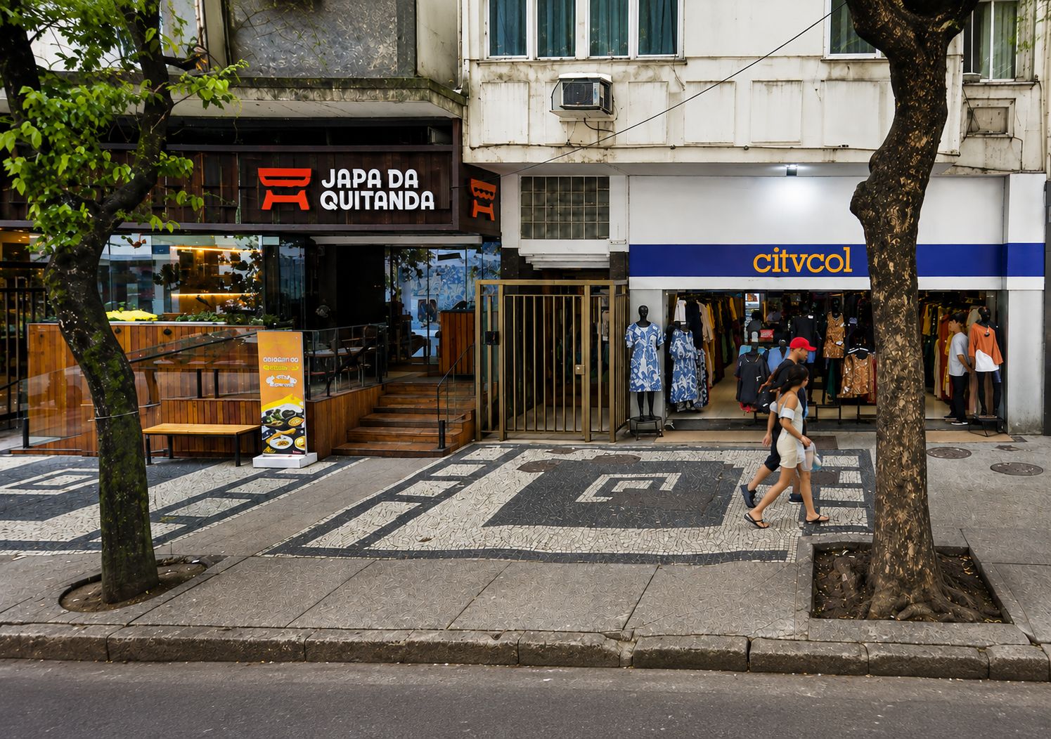A street view with a restaurant named 'JAPA DA QUITANDA' and a clothing store named 'citvcol'.