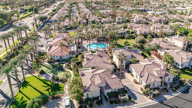 A residential area with houses, palm trees, and a swimming pool. - Casa La Paz Getaway – Private Spa & BBQ,  Pool 2br (La Quinta)