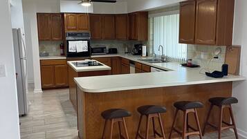 Frigorífico, microondas, horno y placa de cocina