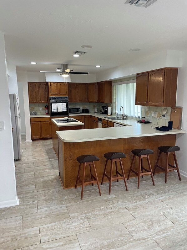 Kjøleskap, mikrobølgeovn, ovn og kokeplater