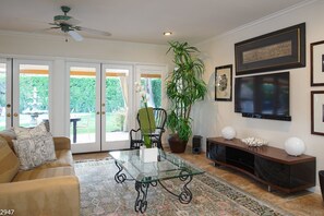 House (Maison du Soleil) | Living room | Flat-screen TV, fireplace