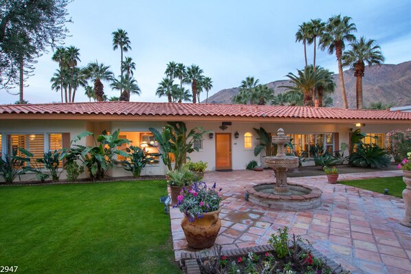 House (Maison du Soleil) | Property grounds