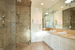 House (Maison du Soleil) | Bathroom