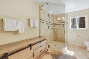 Bañera con ducha, secador de pelo, toallas