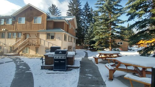 OUT OF BOUNDS - 2Bed/1bath condo near Banff Park Gate