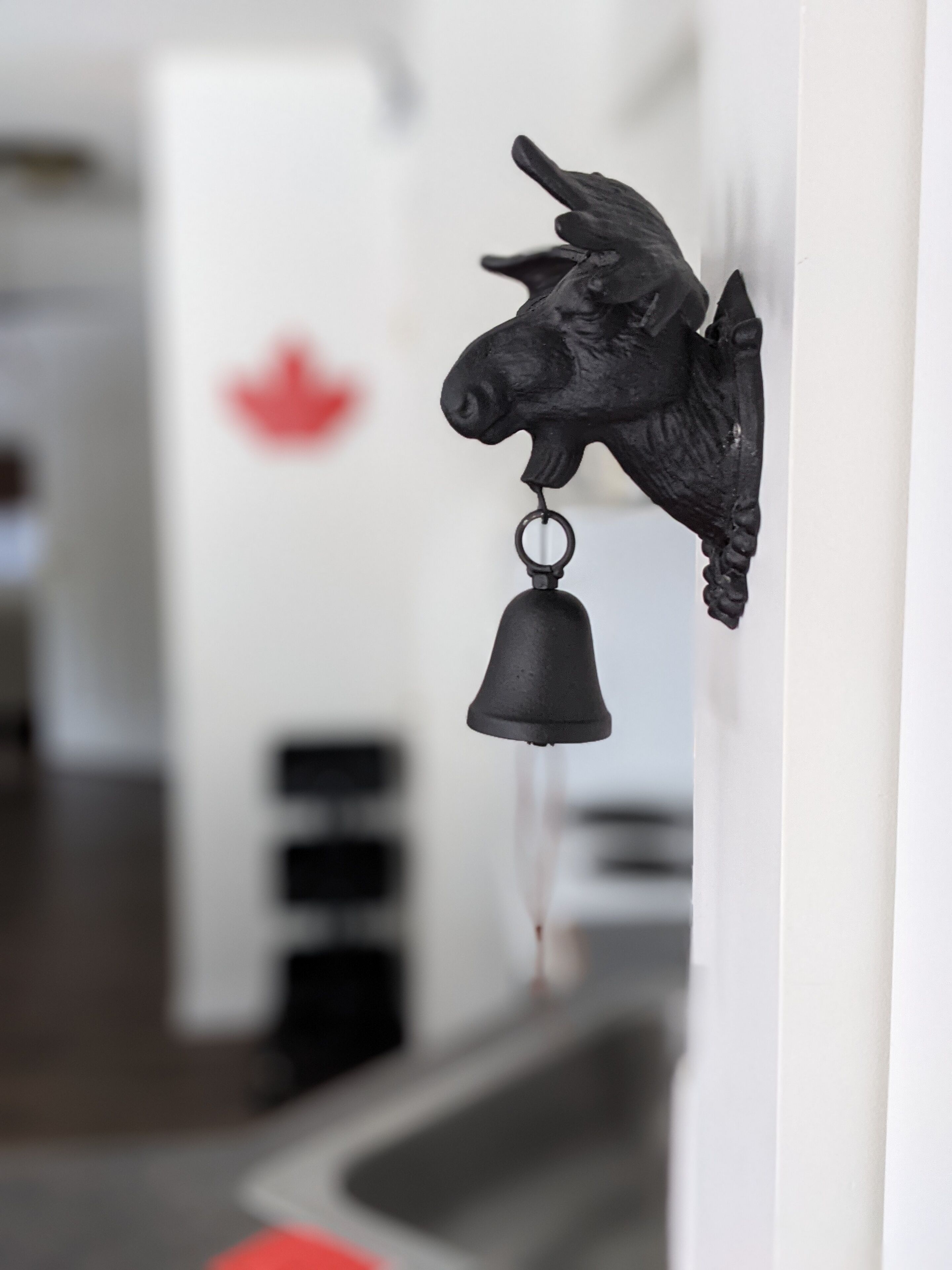 Un timbre de pared con forma de cabeza de caballo negra, de diseño sencillo y funcional.