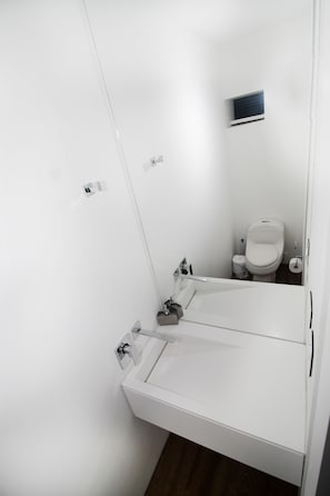 Dusj, hårføner, håndklær og såpe