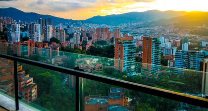 ★18th Floor★Coolest building in Medellin★RoofTop Pool/Jacuzzi/Gym★Amazing Views★