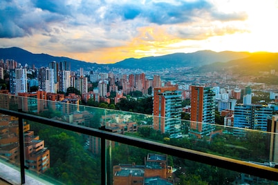 ★18th Floor★Coolest building in Medellin★RoofTop Pool/Jacuzzi/Gym★Amazing Views★