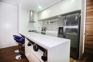 Jääkaappi, mikroaaltouuni, uuni, liesi