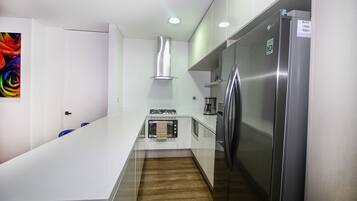 Geladeira, micro-ondas, fogĂŁo, cooktop