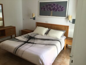 1 habitación, tabla de planchar con plancha, wifi y ropa de cama 