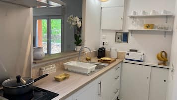 Een koelkast, een microgolfoven, een kookplaat, een vaatwasser