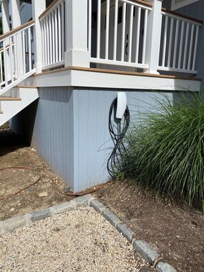 Property grounds - Gorgeous Southampton Contemporary country charm  (Southampton)