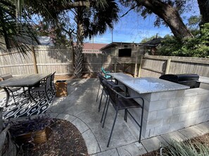 Outdoor dining - Pet Friendly 2/1.5 in the Heart of Historic Pensacola (Pensacola)