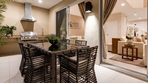 A modern kitchen with a grill, dining table, and chairs. - Just 3.5m to Disney/Lovely Home/No Resort fee/Parking/Wi-Fi/Free Club House Use (Kissimmee)