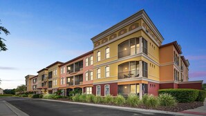 Un edificio residencial de varios pisos con balcones y ventanas amplias.