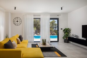 TV - Villa Calypso with Pool (Podstrana)