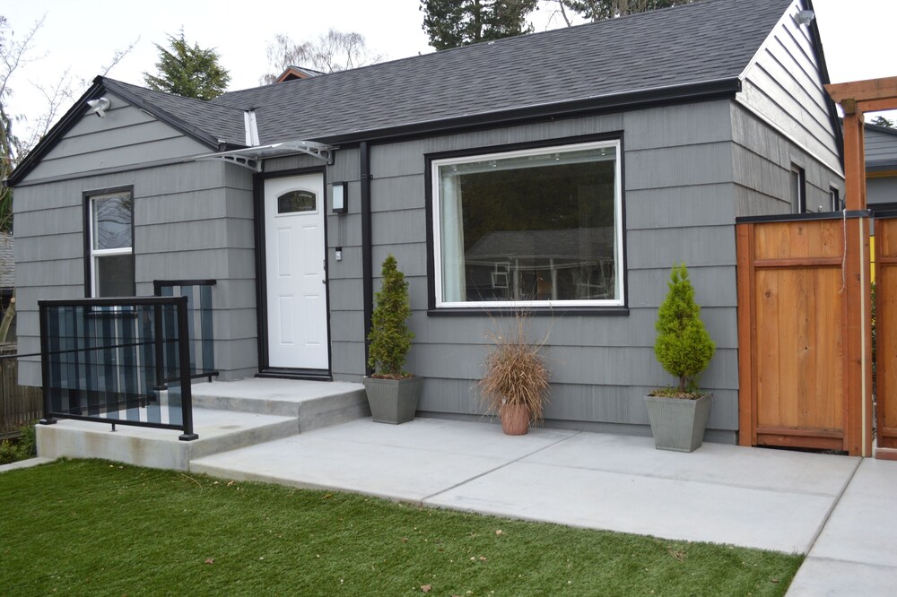 Cozy Crown Hill Cottage with Private Backyard Cabana near Carkeek Park