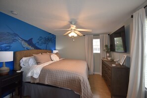 4 bedrooms, desk, iron/ironing board, WiFi (free) - Waterfront! Docks available for rent and extra parking lot and ice machine (Homosassa)